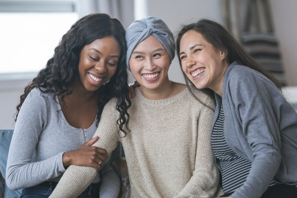 Paciente con cáncer acompañada por amigas