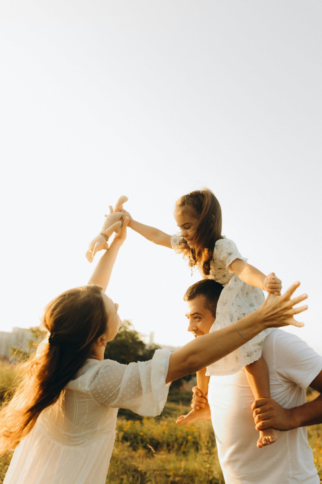 Familia disfrutando un atardecer juntos representando bienestar y seguridad familiar