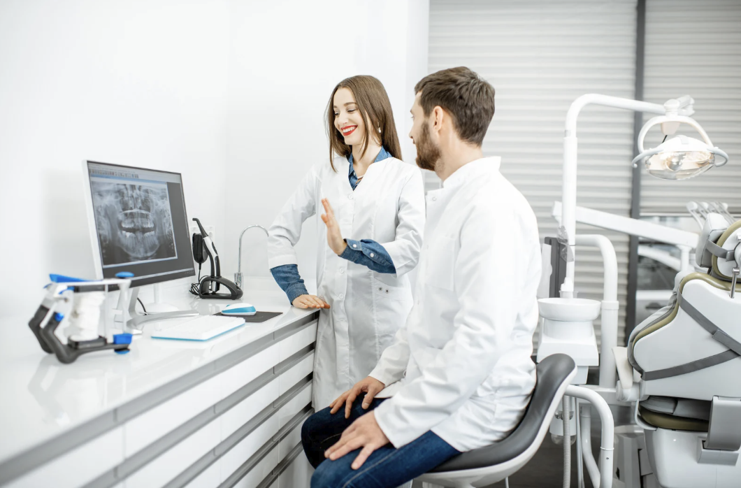 Atención dental profesional representando cobertura dental y visión