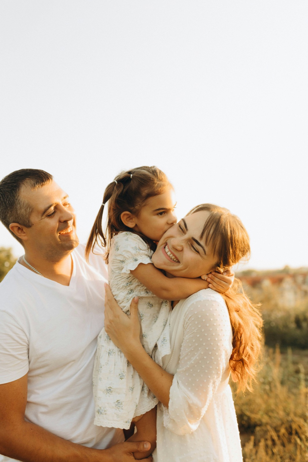 Familia hispana sonriente representando seguro de salud familiar