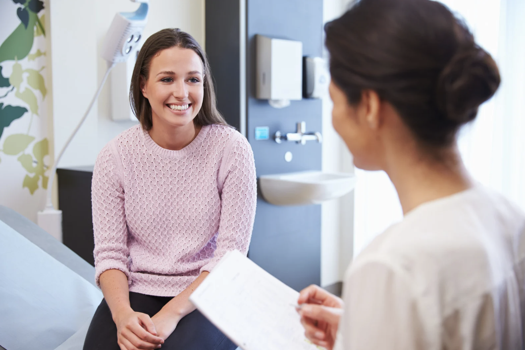 Consulta médica representando cobertura de seguros suplementarios y accidentes