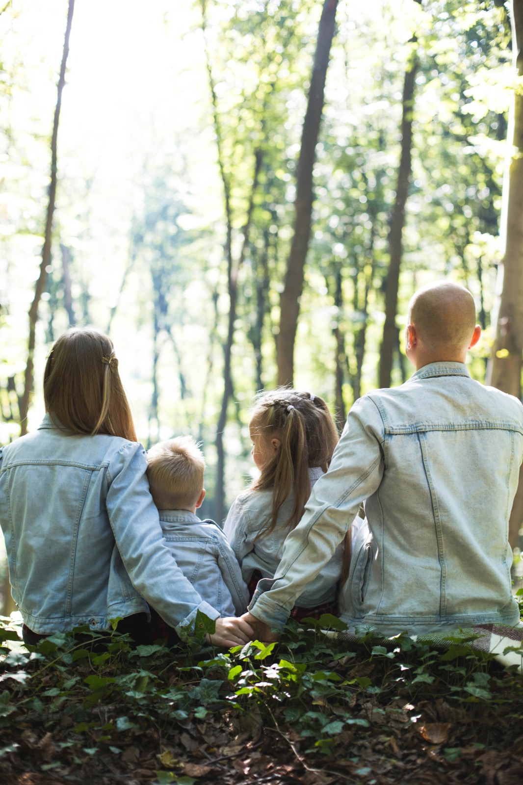 Familia unida en la naturaleza representando protección y seguro de vida